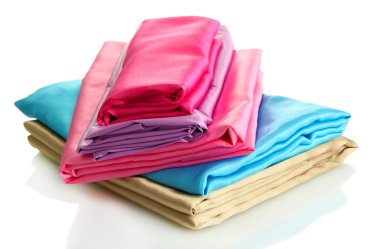 Beyaz kumaş yığınları izole edilmiş.