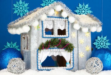 mavi renkli Noel evi dekore edilmiş