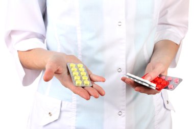 kadın doktor el hapları, üzerinde beyaz izole tutarak yakın çekim