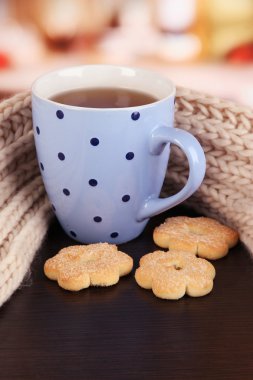 bir çay oda tablo eşarp ile