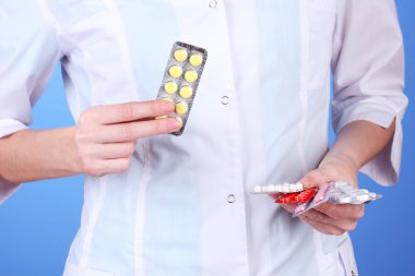 kadın doktor el hapları, renkli arka plan üzerinde tutarak yakın çekim