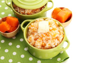 tat pirinç lapası kabak üzerine beyaz izole tencere ile