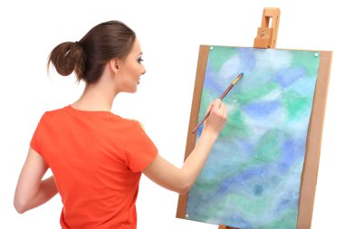 güzel bir genç kadın ressam üzerine beyaz izole iş başında