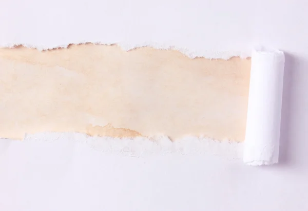 Порванная бумага с коричневым фоном — стоковое фото