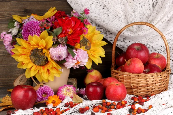 Natura morta autunnale colorata con mele — Foto Stock