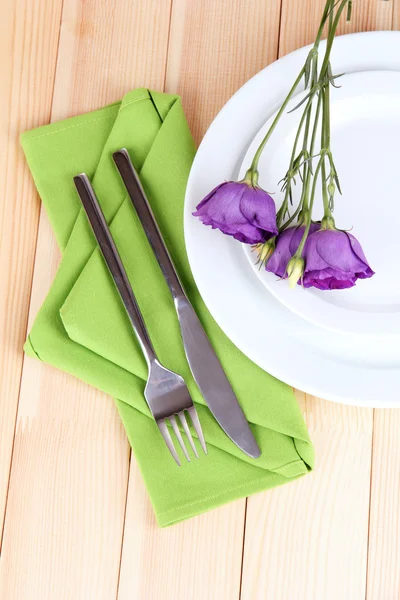 Tableware with flower on bright napkin close-up — Stock Photo, Image