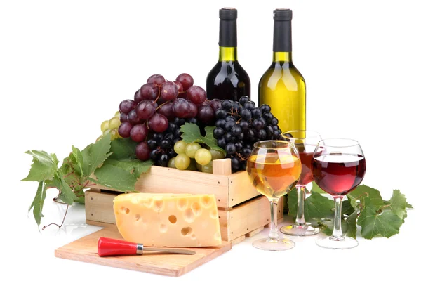 酒瓶和杯子的红酒、 葡萄和奶酪被隔绝在白色的分类 — 图库照片