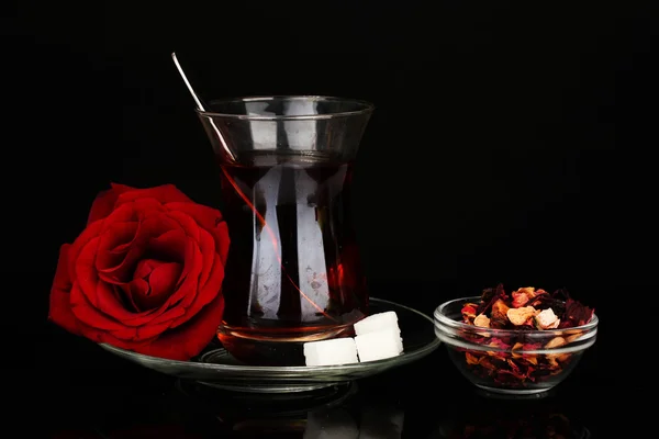 Verre de thé turc isolé sur noir — Photo