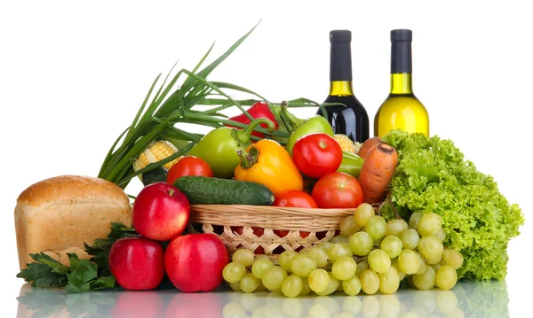 Composição com legumes e frutas em cesta de vime isolado em branco — Fotografia de Stock