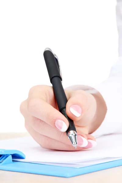 Крупный план руки деловой женщины, пишущей на бумаге — стоковое фото