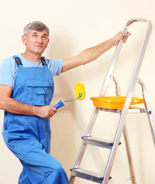 Malermeister bemalt Wand im Raum in Großaufnahme — Stockfoto