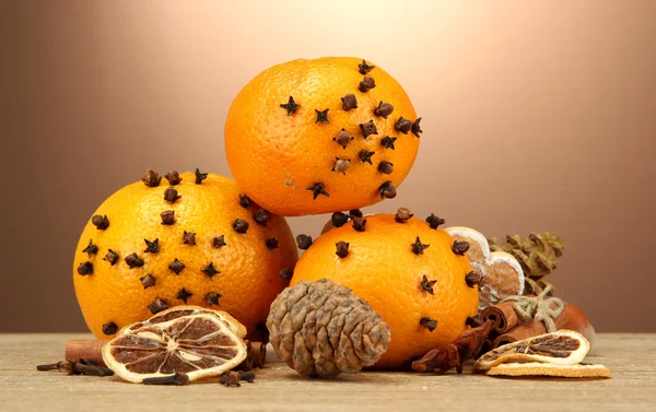 Samenstelling van Kerstmis kruiden en tangarines, op houten tafel — Stockfoto