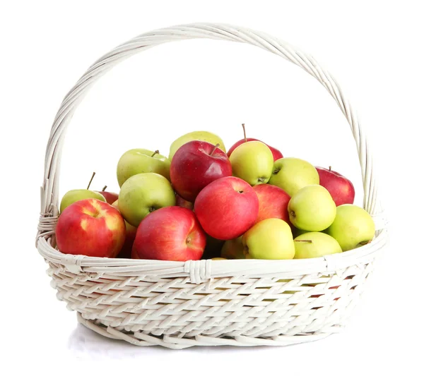 Soczyste jabłka w koszyku, na białym tle — Zdjęcie stockowe