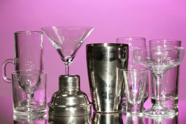 Cocktail shaker and glasses on color background — Stock Photo, Image