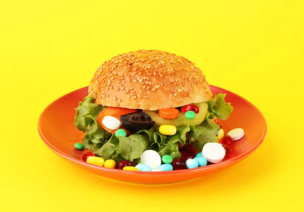 Konceptuella bild för närings-och sjukvård: Diverse vitaminer och kosttillskott i bun. På färgbakgrund — Stockfoto
