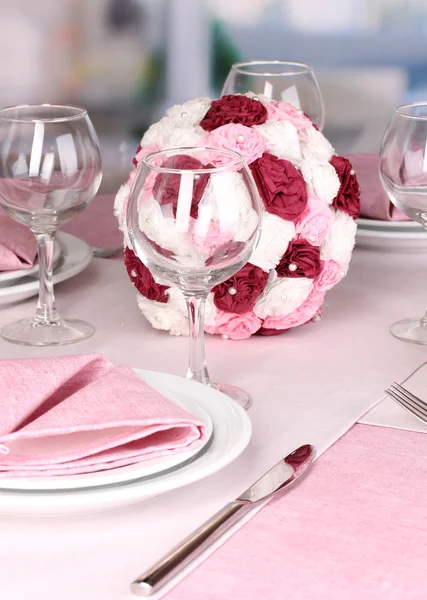 Elegant table setting in restaurant — Stock Photo, Image