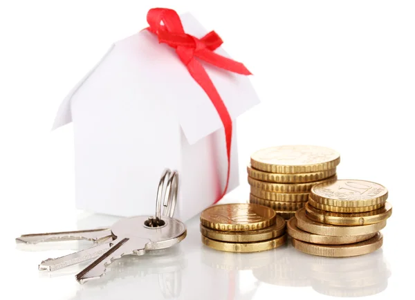 Klein huisje met geld en sleutel geïsoleerd op wit — Stockfoto