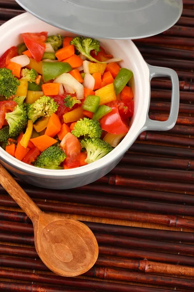 Estofado de verduras en olla gris sobre fondo de estera de bambú — Foto de Stock