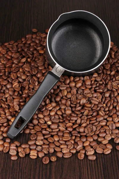 커피 콩에 누워 커피 포트 — 스톡 사진