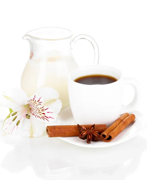 Taza blanca de café turco con leche aislada sobre blanco — Foto de Stock