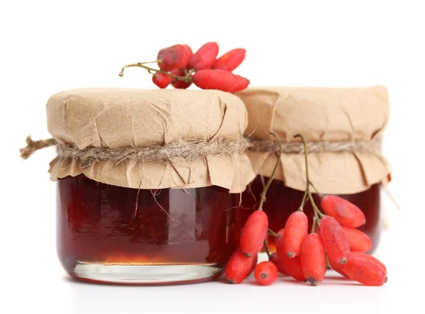 Rijpe barberries en potten van jam geïsoleerd wit — Stockfoto