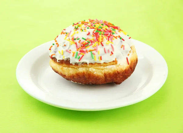 Donuts saborosos na placa de cor no fundo de cor — Fotografia de Stock