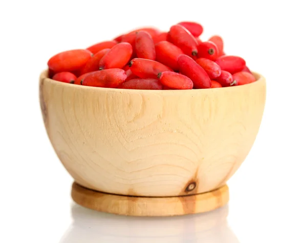 Спелые ягоды в деревянной чаше, изолированные белые — стоковое фото