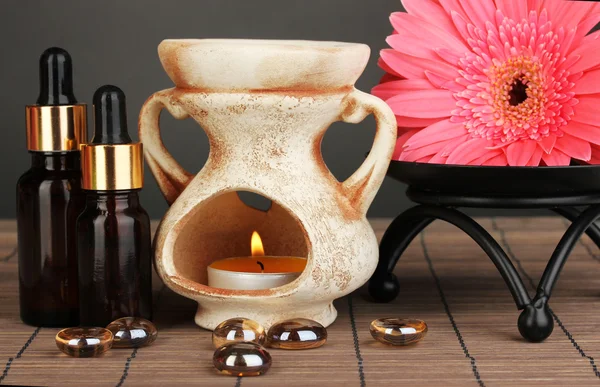 Lámpara de aromaterapia sobre fondo gris — Foto de Stock