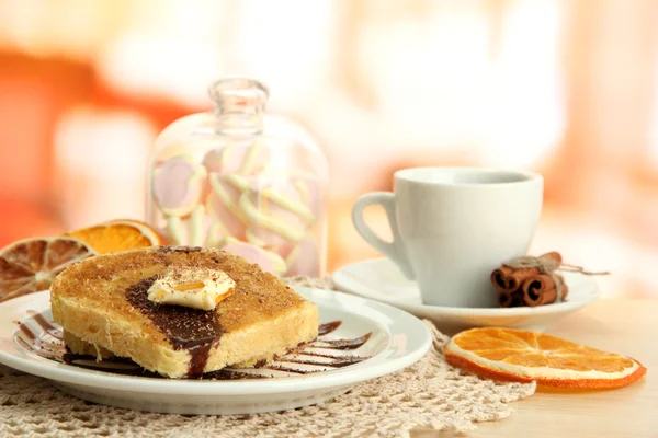 Bílé pečivo toasty s čokoládou a šálek kávy v kavárně — Stock fotografie