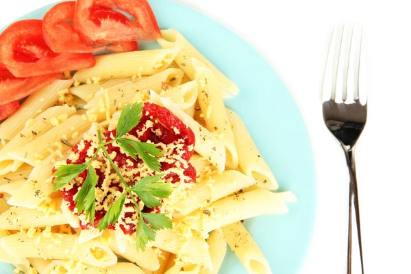 Plato de pasta Rigatoni con salsa de tomate aislada sobre blanco — Foto de Stock