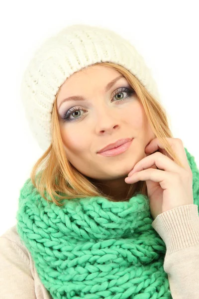 Jovem mulher bonita vestindo roupas de inverno, isolado em branco — Fotografia de Stock