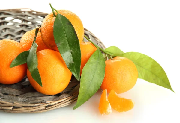 Mogen söt tangerine med blad, isolerad på vit — Stockfoto