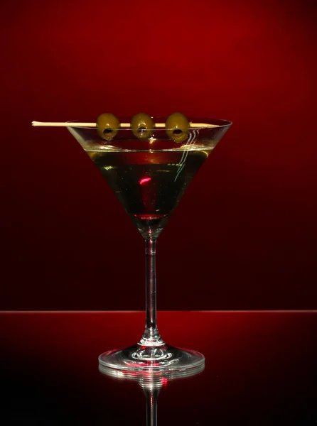 Martini kadehi ve koyu arka plan üzerine zeytin — Stok fotoğraf