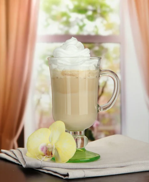 Doftande kaffe latte i glas koppar med vanilj baljor, bord i café — Stockfoto