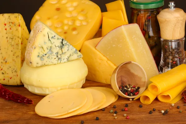 Varios tipos de queso en la mesa de madera de cerca —  Fotos de Stock