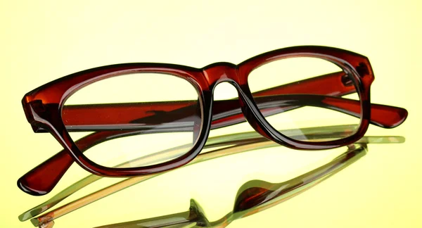 Красиві окуляри на зеленому фоні — стокове фото