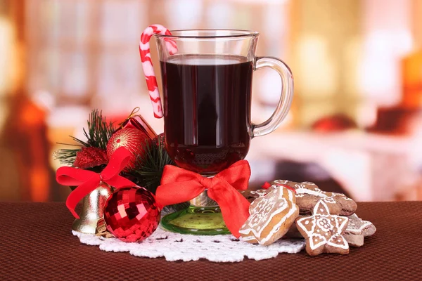 Heißes leckeres Getränk mit Weihnachtsbonbons und anderen Dekorationen auf hellem Hintergrund — Stockfoto
