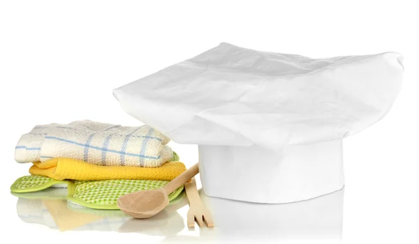 Sombrero de chef con toallas de cocina, agarraderas y utensilios de cocina aislados en blanco — Foto de Stock
