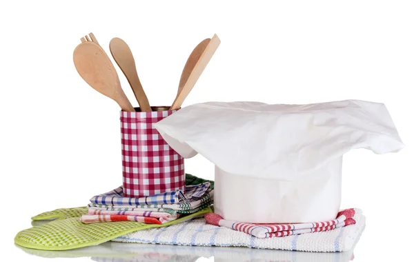 Chapeau de chef avec serviettes de cuisine, poignées et ustensiles de cuisine isolés sur blanc — Photo