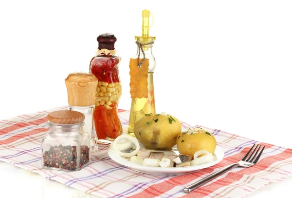 Maträtt av sill och potatis på plattan isolerad på vit — Stockfoto