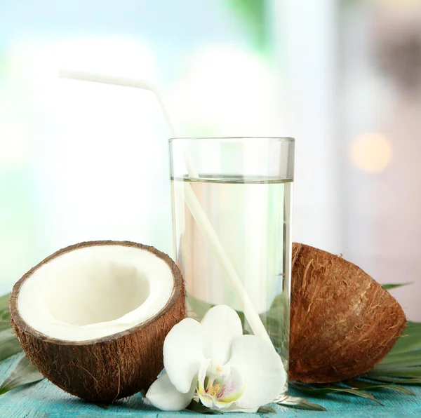 Coco con vaso de leche, sobre mesa de madera azul — Foto de Stock