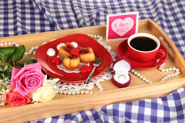 Sevgililer günü yakın çekim üzerinde yatakta kahvaltı — Stok fotoğraf