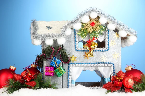Casa de Navidad decorada sobre fondo azul —  Fotos de Stock