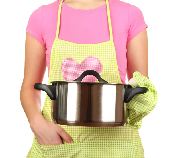 Крупним планом домогосподарка в фартусі тримає сковороду ізольовано на білому — стокове фото