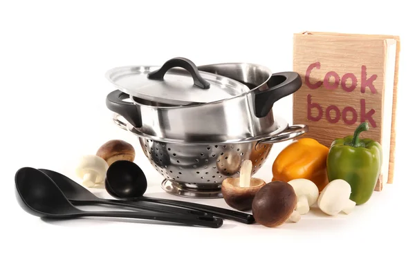 Σύνθεση εργαλεία κουζίνας και λαχανικών που απομονώνονται σε λευκό — Φωτογραφία Αρχείου