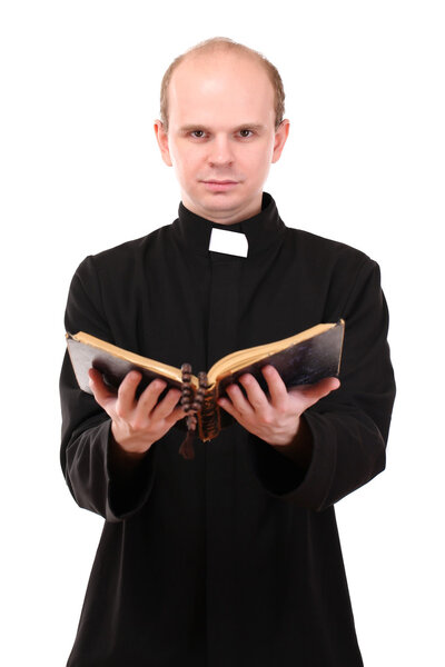 Молодой пастор с Библией, изолированный на белом
