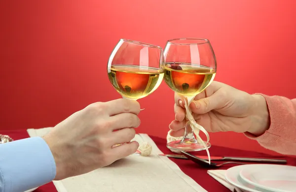 A pirítás a bor, poharak, éttermi asztal feletti romantikus pár kéz — Stock Fotó