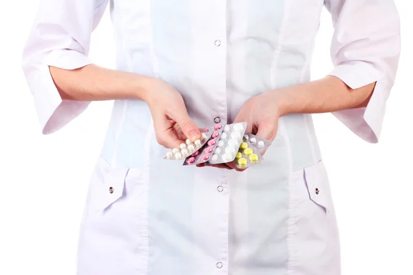 Nahaufnahme einer Ärztin, die Tabletten in der Hand hält, isoliert auf weiß — Stockfoto