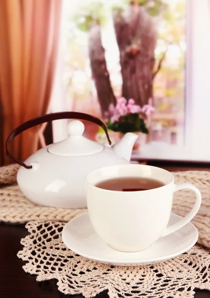 喝杯茶在房间的桌子上围巾 — 图库照片