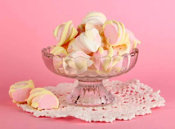 Guimauve douce dans un vase en verre sur fond rose — Photo